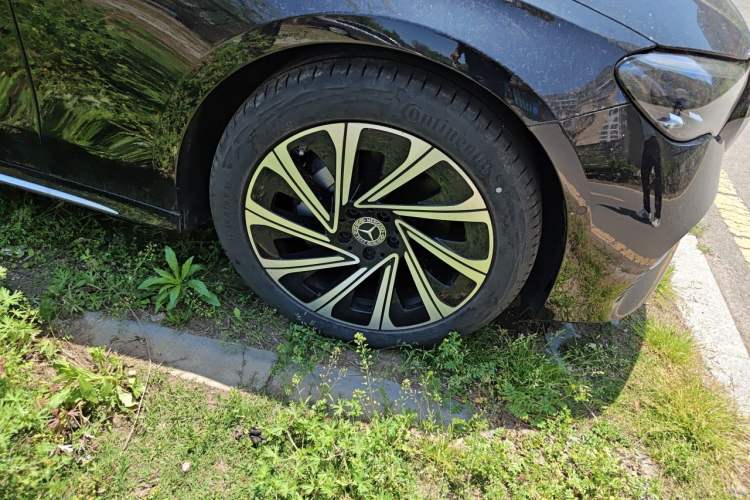 Used Mercedes-Benz E-Class 2025 E 300 L Luxury Model Right Front Wheel Hub