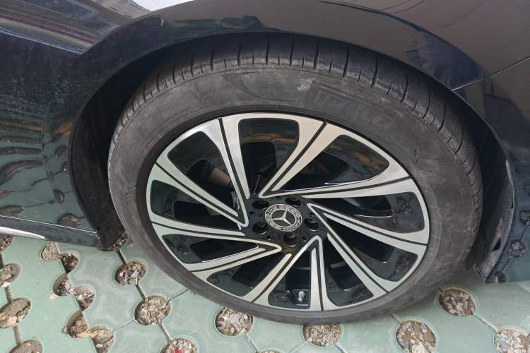 Used Mercedes-Benz E-Class 2025 E 300 L Luxury Model Right Front Wheel Hub