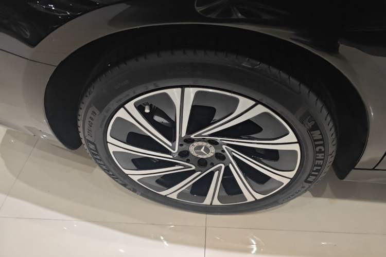 Used Mercedes-Benz E-Class 2025 E 300 L Luxury Model Right Rear Wheel Hub