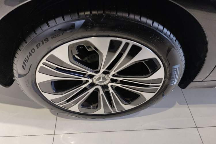 Used Mercedes-Benz E-Class 2025 Facelift E 300 L Luxury Edition Right Rear Wheel Hub