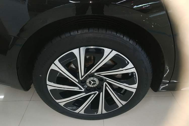Used Mercedes-Benz E-Class 2025 E 300 L Luxury Model Right Rear Wheel Hub