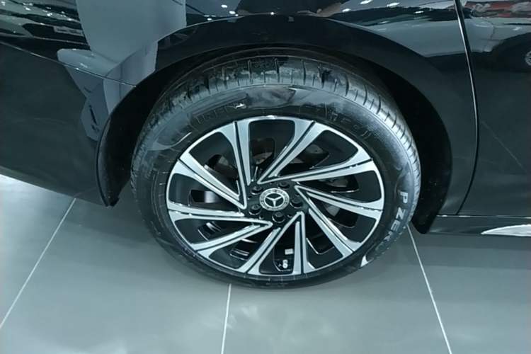 Used Mercedes-Benz E-Class 2025 E 300 L Luxury Model Right Rear Wheel Hub