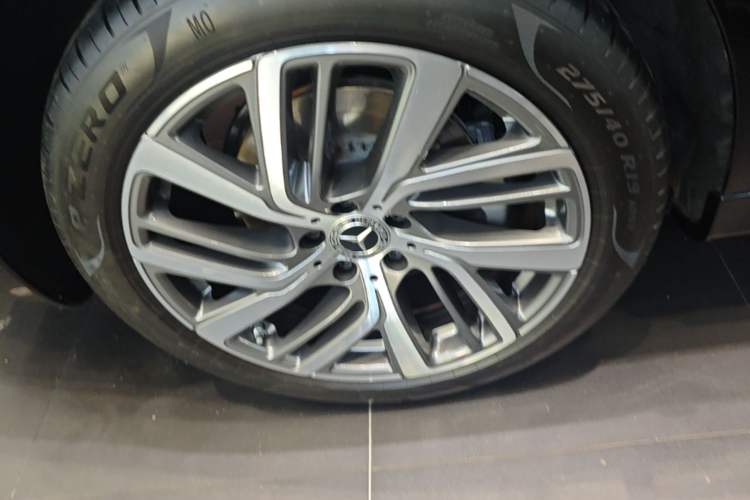 Used Mercedes-Benz E-Class 2025 E 300 L Stylish Model Right Rear Wheel Hub