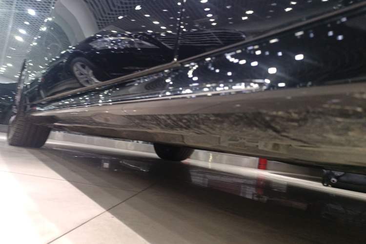 Used Mercedes-Benz E-Class 2025 E 300 L Luxury Model Right Side Sill
