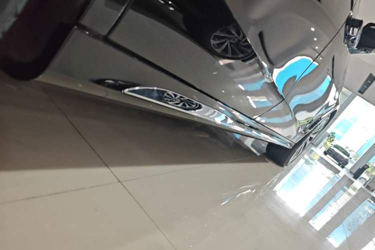 Used Mercedes-Benz E-Class 2025 E 300 L Luxury Model Right Side Sill
