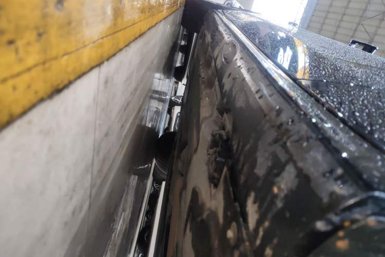 Used Mercedes-Benz E-Class 2025 E 300 L Luxury Model Right Side Sill