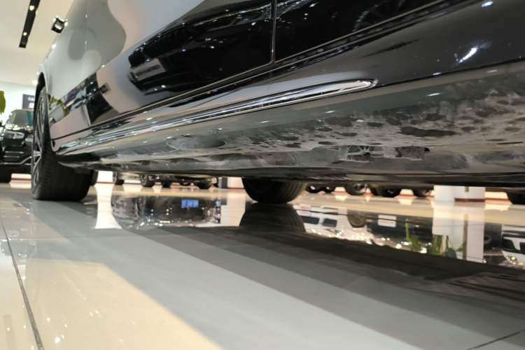 Used Mercedes-Benz E-Class 2025 E 300 L Luxury Model Right Side Sill