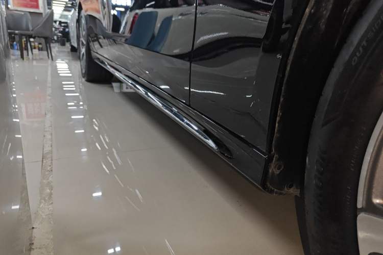 Used Mercedes-Benz E-Class 2025 E 300 L Stylish Model Right Side Sill