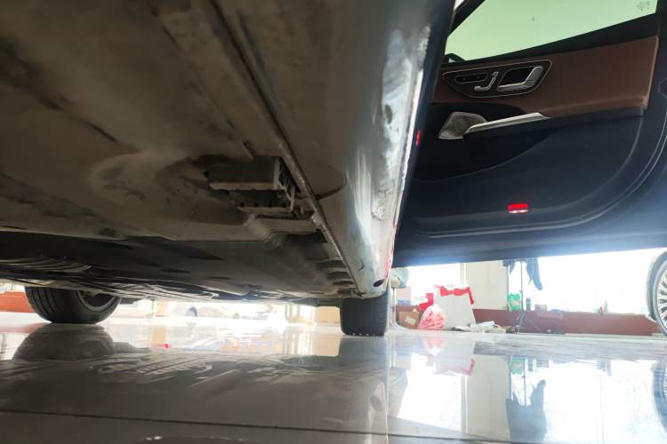 Used Mercedes-Benz E-Class 2025 E 300 L Luxury Model Right Side Sill