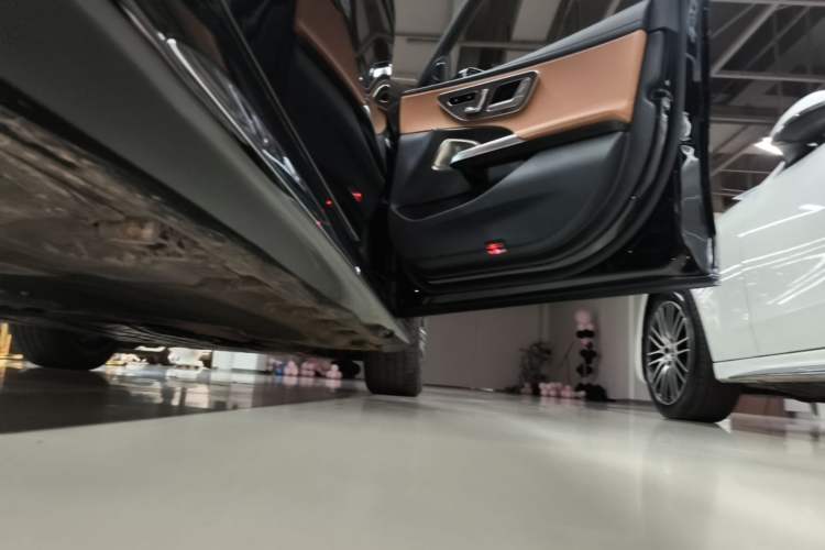 Used Mercedes-Benz E-Class 2025 Facelift E 300 L Luxury Edition Right Side Sill