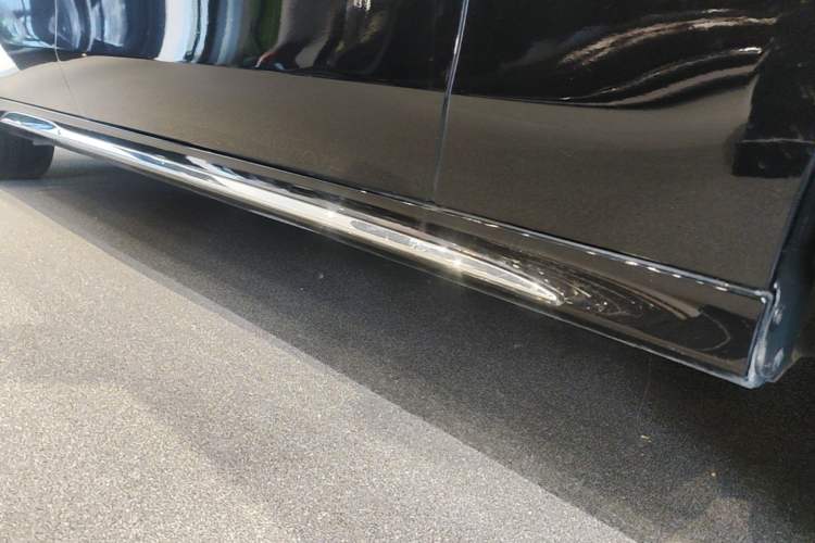 Used Mercedes-Benz E-Class 2025 E 300 L Luxury Model Right Side Sill