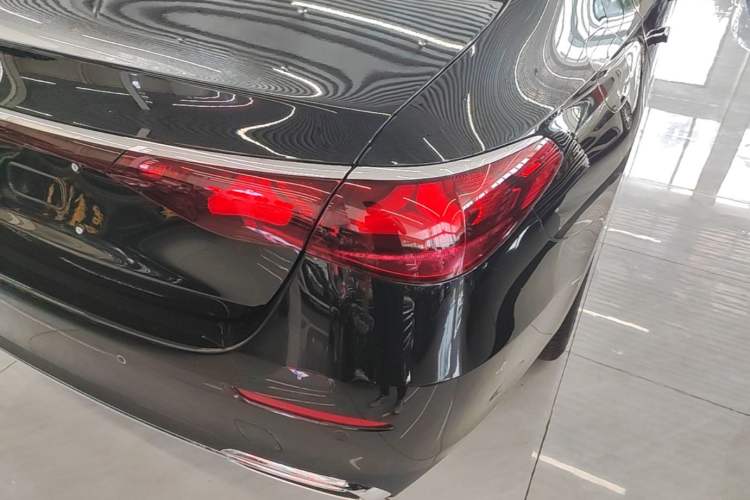 Used Mercedes-Benz E-Class 2026 E 260 L Classic Edition Exterior 3