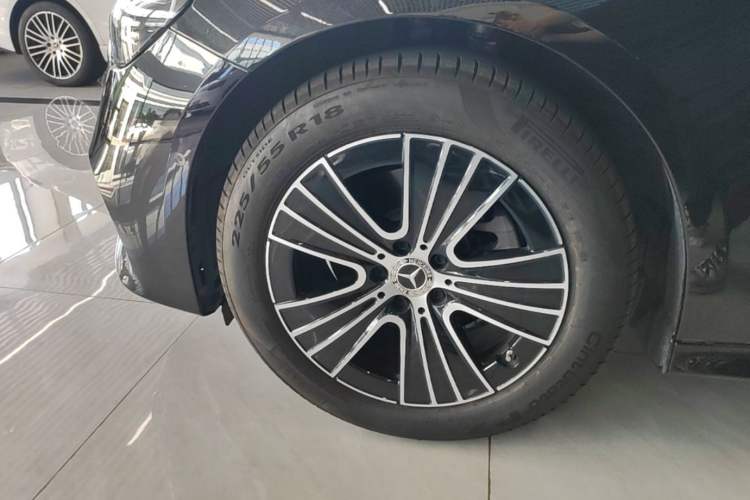 Used Mercedes-Benz E-Class 2026 E 260 L Classic Edition Exterior 4