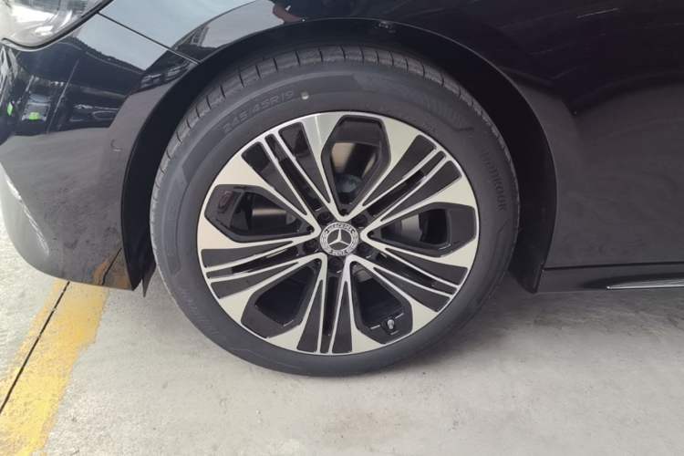 Used Mercedes-Benz E-Class 2026 Model, Restyled E 300 L Luxury Version Exterior 4