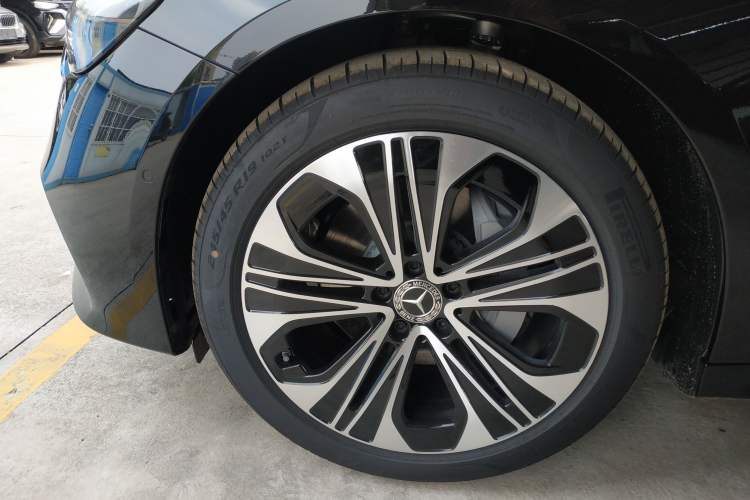 Used Mercedes-Benz E-Class 2026 Model, Restyled E 300 L Luxury Version Exterior 4
