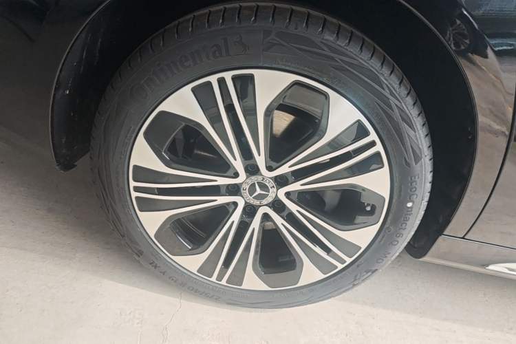 Used Mercedes-Benz E-Class 2026 Model, Restyled E 300 L Luxury Version Exterior 5