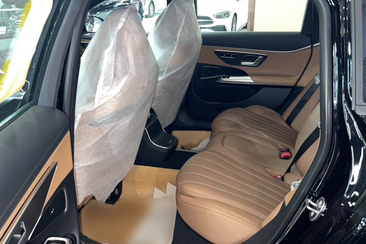 Used Mercedes-Benz E-Class 2026 E 260 L Classic Edition Interior 3