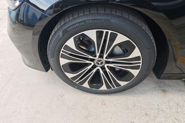 Used Mercedes-Benz E-Class 2026 Model, Restyled E 300 L Luxury Version Left Front Wheel Hub
