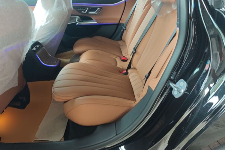 Used Mercedes-Benz E-Class 2026 Model, Restyled E 300 L Luxury Version Left Rear Seat