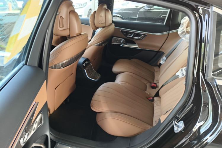 Used Mercedes-Benz E-Class 2026 Model, Restyled E 300 L Luxury Version Left Rear Seat