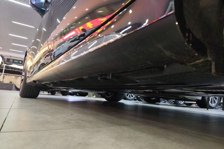 Used Mercedes-Benz E-Class 2026 E 300 L Luxury Left Side Sill