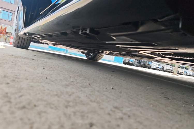 Used Mercedes-Benz E-Class 2026 Model, Restyled E 300 L Luxury Version Left Side Sill