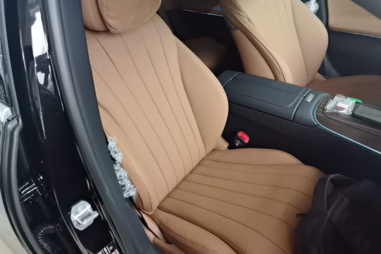 Used Mercedes-Benz E-Class 2026 Model, Restyled E 300 L Luxury Version Right Front Seat