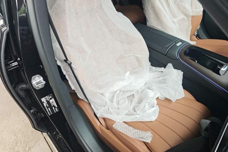 Used Mercedes-Benz E-Class 2026 Model, Restyled E 300 L Luxury Version Right Front Seat