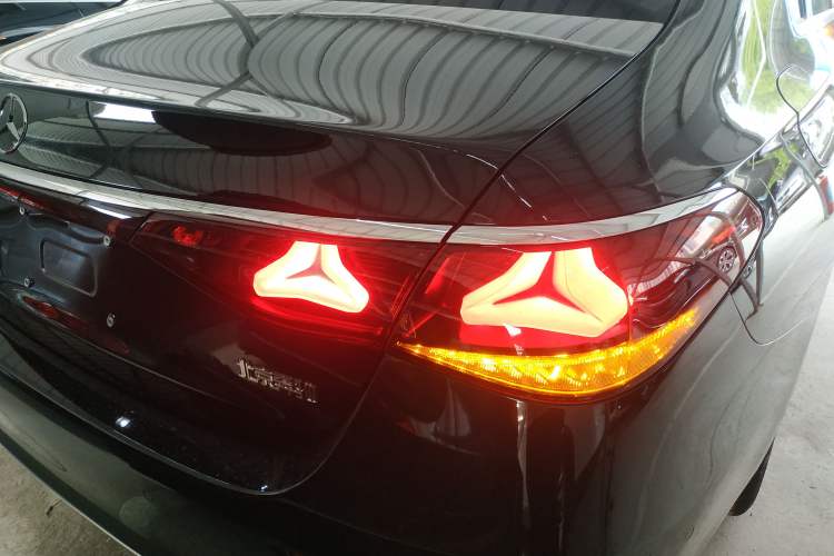 Used Mercedes-Benz E-Class 2026 Model, Restyled E 300 L Luxury Version Right Rear Taillight