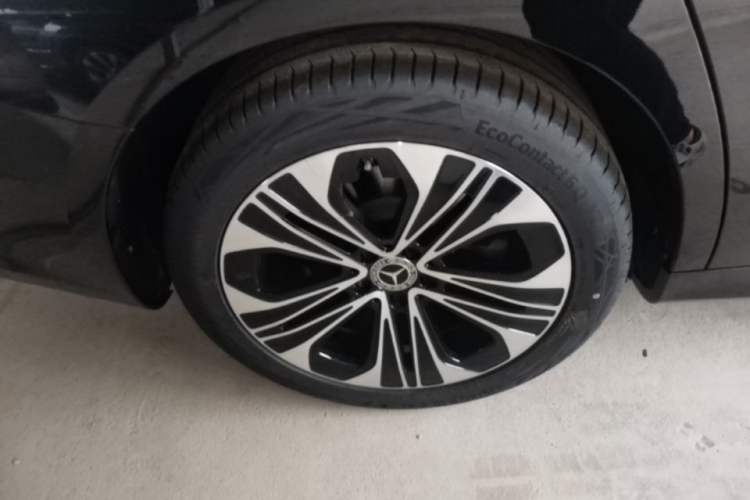 Used Mercedes-Benz E-Class 2026 Model, Restyled E 300 L Luxury Version Right Rear Wheel Hub