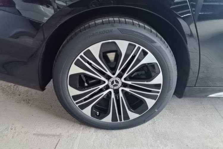 Used Mercedes-Benz E-Class 2026 Model, Restyled E 300 L Luxury Version Right Rear Wheel Hub