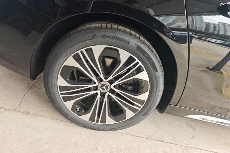 Used Mercedes-Benz E-Class 2026 Model, Restyled E 300 L Luxury Version Right Rear Wheel Hub