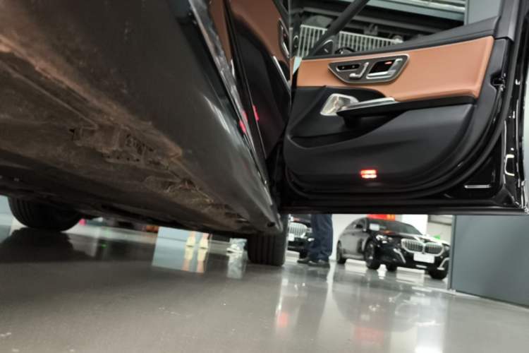 Used Mercedes-Benz E-Class 2026 E 300 L Luxury Right Side Sill