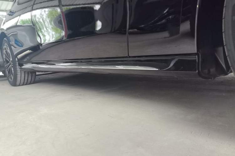 Used Mercedes-Benz E-Class 2026 Model, Restyled E 300 L Luxury Version Right Side Sill