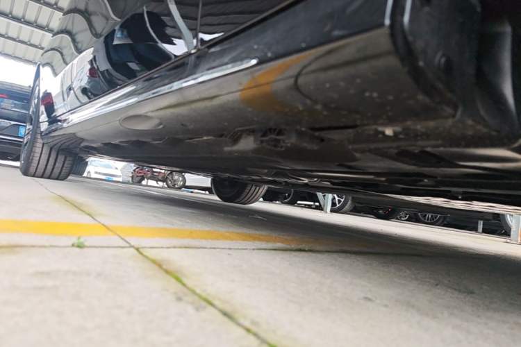 Used Mercedes-Benz E-Class 2026 Model, Restyled E 300 L Luxury Version Right Side Sill