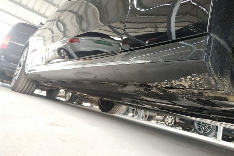 Used Mercedes-Benz E-Class 2026 Model, Restyled E 300 L Luxury Version Right Side Sill