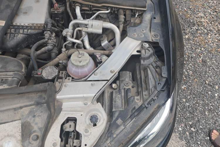 Used Mercedes-Benz E-Class New Energy 2020 E 300 e L Engine Bay Left