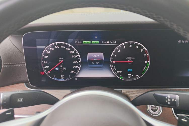Used Mercedes-Benz E-Class New Energy 2020 E 300 e L Odometer Close Up