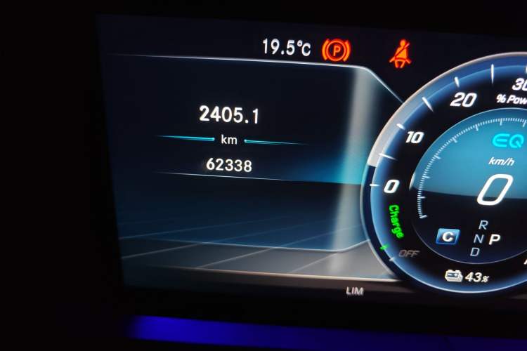 Used Mercedes-Benz E-Class New Energy 2020 E 300 e L Odometer Close Up