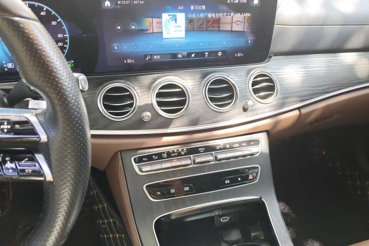 Used Mercedes-Benz E-Class New Energy 2021 E 350 e L Plug-in Hybrid Sports Sedan Audio And AC Panel