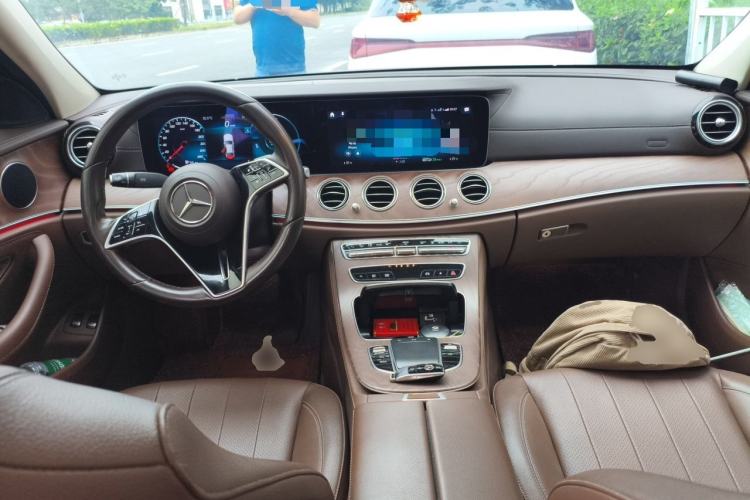 Used Mercedes-Benz E-Class New Energy 2021 E 350 e L Plug-in Hybrid Sedan Center Console