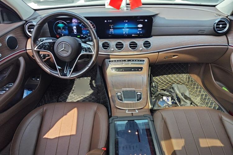Used Mercedes-Benz E-Class New Energy 2021 E 350 e L Plug-in Hybrid Sedan Center Console