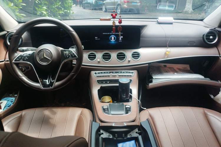 Used Mercedes-Benz E-Class New Energy 2021 E 350 e L Plug-in Hybrid Sedan Center Console