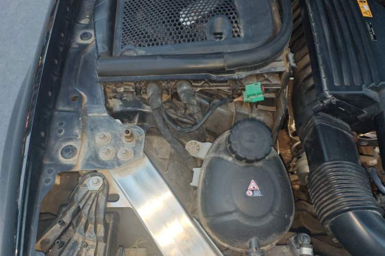 Used Mercedes-Benz E-Class New Energy 2021 E 350 e L Plug-in Hybrid Sports Sedan Engine Bay Right
