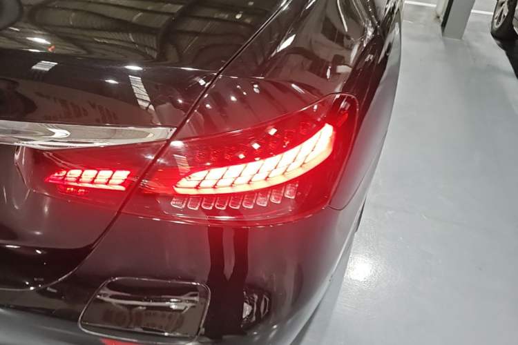 Used Mercedes-Benz E-Class New Energy 2021 E 350 e L Plug-in Hybrid Sports Sedan Exterior 3