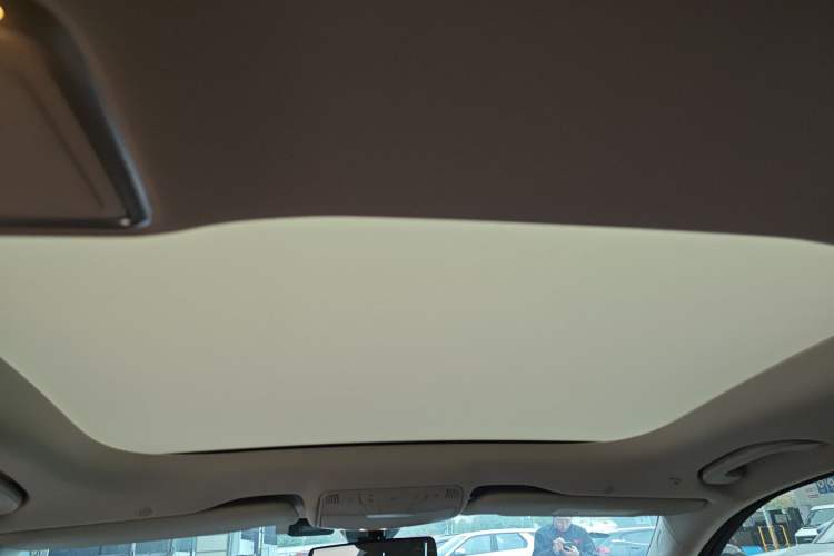 Used Mercedes-Benz E-Class New Energy 2021 E 350 e L Plug-in Hybrid Sedan Headliner