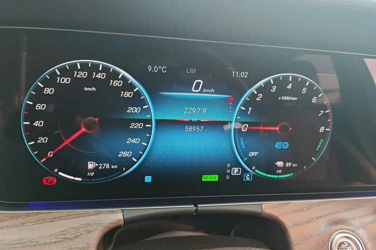 Used Mercedes-Benz E-Class New Energy 2021 E 350 e L Plug-in Hybrid Sedan Odometer Close Up