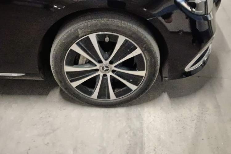 Used Mercedes-Benz E-Class New Energy 2021 E 350 e L Plug-in Hybrid Sedan Right Front Wheel Hub