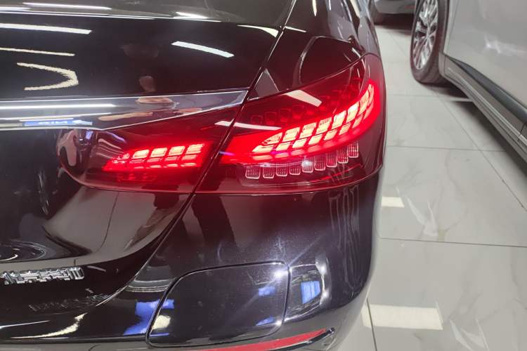 Used Mercedes-Benz E-Class New Energy 2021 E 350 e L Plug-in Hybrid Sports Sedan Right Rear Taillight