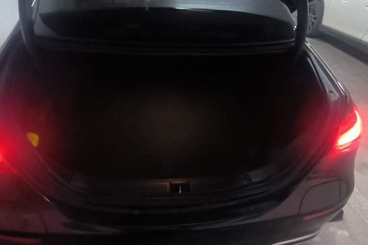 Used Mercedes-Benz E-Class New Energy 2021 E 350 e L Plug-in Hybrid Sedan Trunk